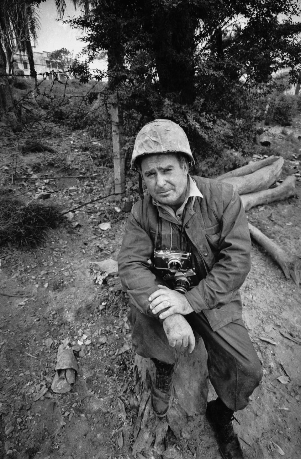 <p>Express photographer Terry Fincher in Vietnam during the war in February 19, 1968. He is carrying a Leica M3 and a Nikon F camera. (Photo: Express/Hulton Archive/Getty Images) </p>