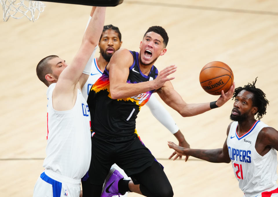 Devin Booker drives to the basket against the Los Angeles Clippers.