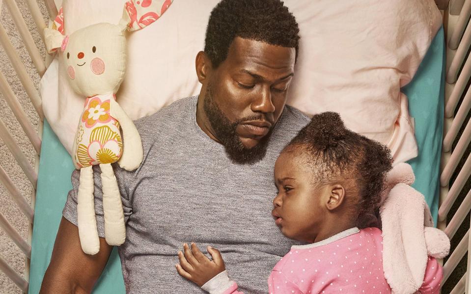 Bisher kannte man Kevin Hart vor allem aus Komödien. Im Familiendrama "Fatherhood" zeigt der Schauspieler bei Netflix seine ernste Seite. Als alleinerziehender Vater kümmert er sich rührend um seine kleine Tochter. 74 Millionen User schalteten bislang ein. (Bild: Netflix)