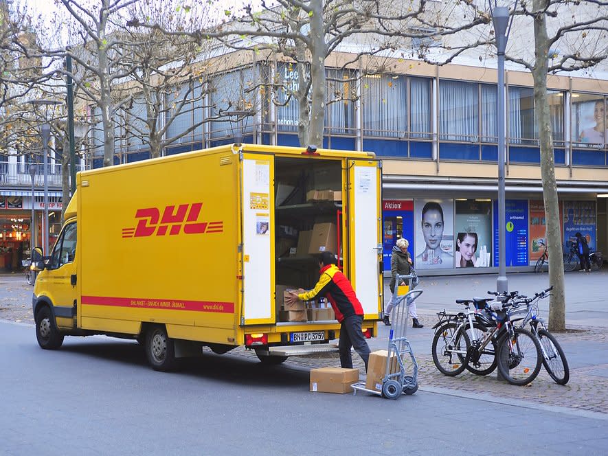 dhl pakete post bote DE shutterstock_529000906