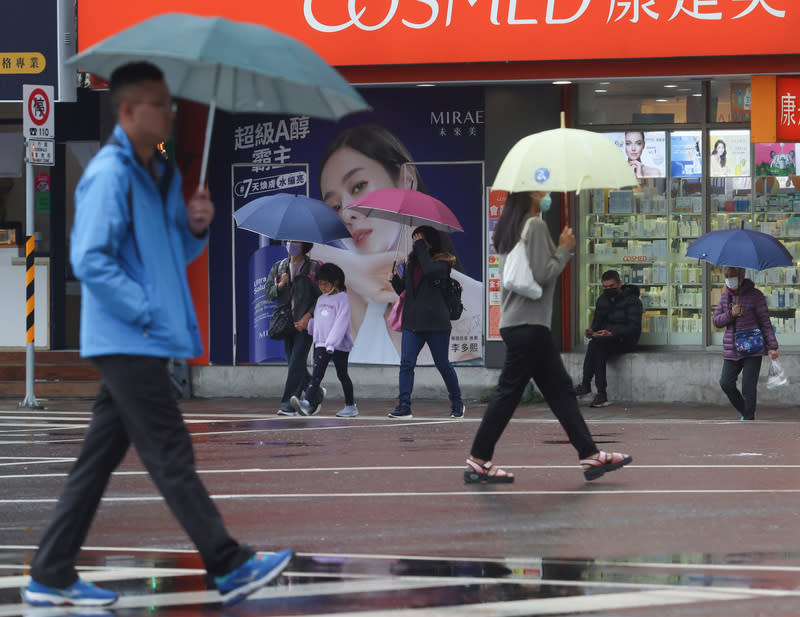 冷空氣增強  北台灣越晚越冷 中央氣象署6日表示，除了東半部仍有降雨外，西半 部水氣再度增多，隨著冷空氣增強，白天中部及花蓮 稍涼些，北台灣則越晚越冷，晚間會降到攝氏15、16 度。圖為台北松山車站周邊民眾穿著外套保暖，撐傘 遮擋雨勢。 中央社記者張新偉攝  112年12月6日 