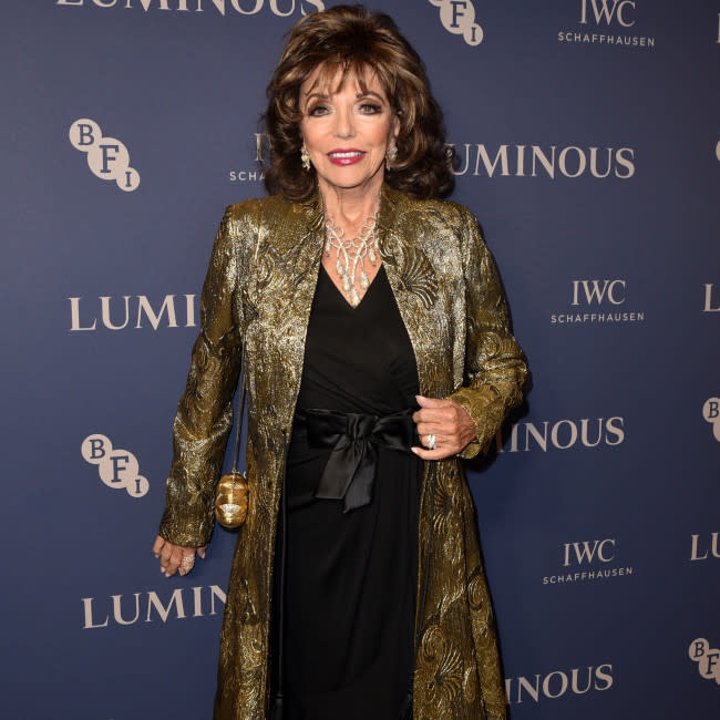 Joan Collins fue una vez besada tan fuerte que terminó sangrando credit:Bang Showbiz