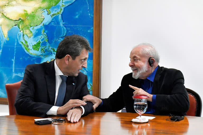El ministro de Economía y candidato de Unión por la Patria, Sergio Massa, y el presidente de Brasil, Luiz Inacio Lula da Silva, en un reciente encuentro