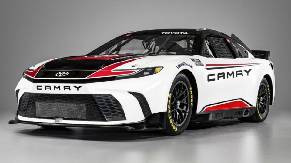 9代Camry發表還不滿一個月，Toyota就宣佈NASCAR賽車版華麗登場。(圖片來源/ Toyota)