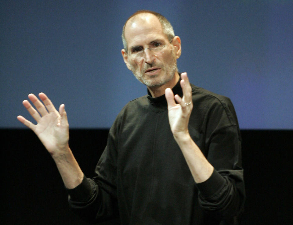 Apple CEO Steve Jobs addresses antenna problems in the iPhone 4 during a news conference at Apple headquarters in Cupertino, California, July 16, 2010.  Jobs downplayed antenna and reception issues with the iPhone 4, saying "this has been blown so out of proportion, it's incredible." REUTERS/Kimberly White (UNITED STATES - Tags: SCI TECH BUSINESS)