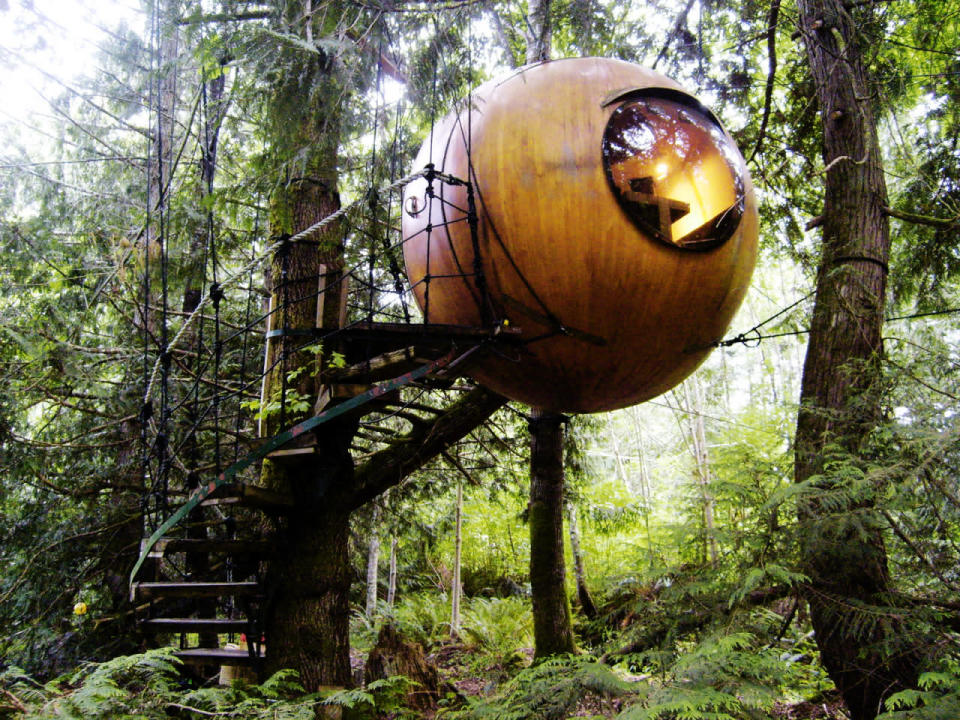 Este lugar de retiros espirituales y viajes aventureros queda en British Columbia y cuenta con tres esferas colgantes que cada una es una habitación privada.