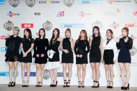 《2016 Mnet Asia Music Awards（以下簡稱MAMA）》12月2日晚間7點在香港亞洲國際博覽館舉行，去年拿下4項大獎的男子偶像團體EXO，今年再度風光拿下年度專輯、最佳男子團體及最佳亞洲造型三項大獎，而台灣成員周子瑜所屬的女子偶像團體TWICE，則拿下年度歌曲及最佳女子團體兩個獎項，另一組當紅的男團BTS防彈少年團則同樣拿下兩項大獎，分別是年度歌手及最佳舞蹈表演男團。