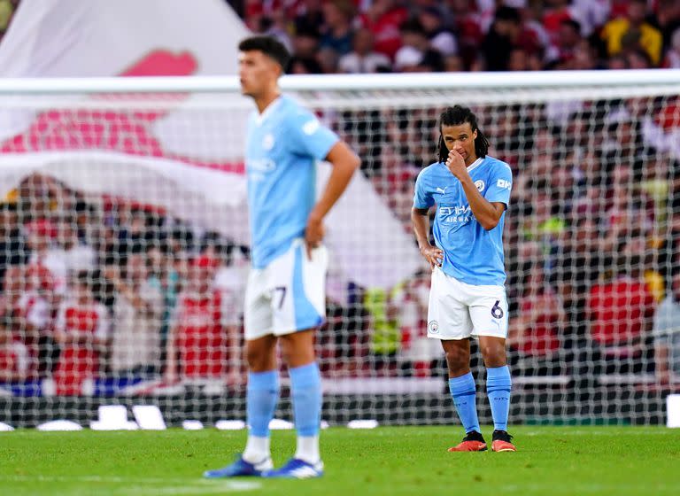 El neerlandés Nathan Ake desvió la pelota en el gol de Gabriel Martinelli, autor del gol de Arsenal ante Manchester City en el Emirates Stadium