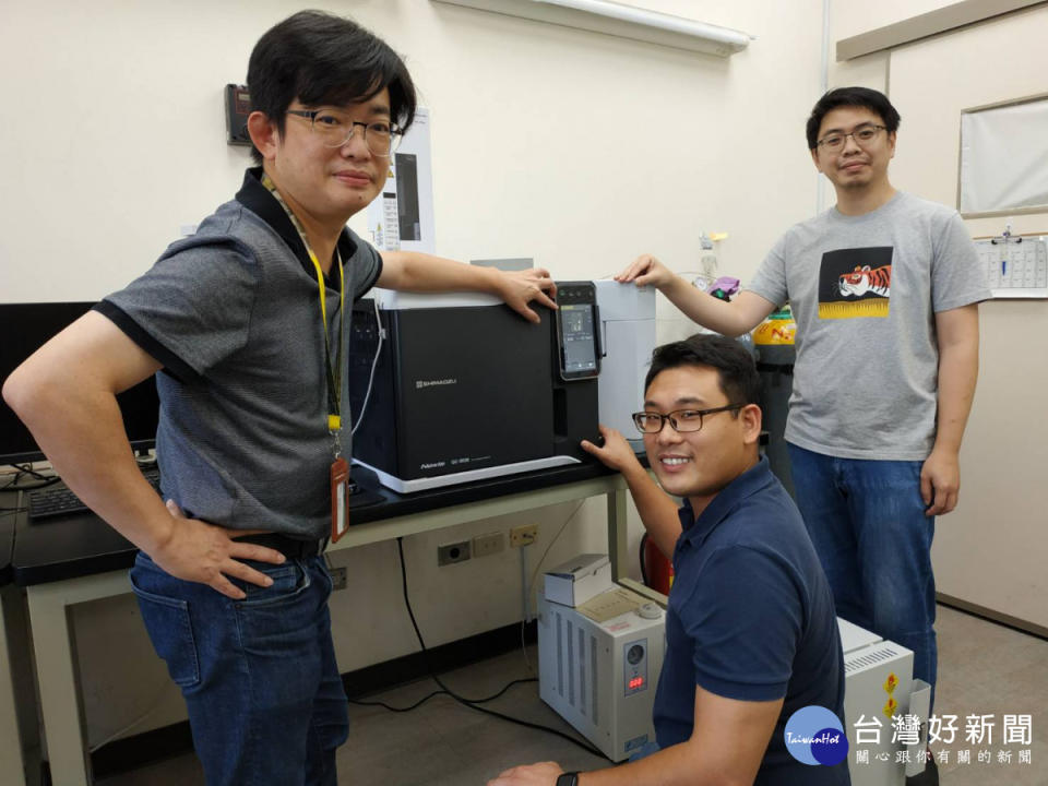 普瑞博生技創辦人張雍(左)與學生陳彥文(中)及鍾政峯攜手創業，是校園衍生企業典範。
