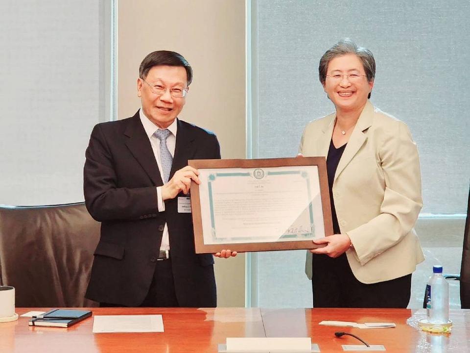 亞大表彰蘇姿丰董事長在半導體研發及企業領導上的卓越貢獻。（圖：亞洲大學提供）