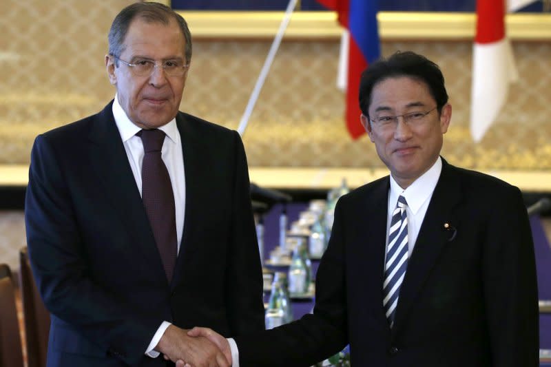 日本外相岸田文雄15日與到訪的俄羅斯外長拉夫羅夫（Sergey Lavrov）在東京舉行會談（美聯社）