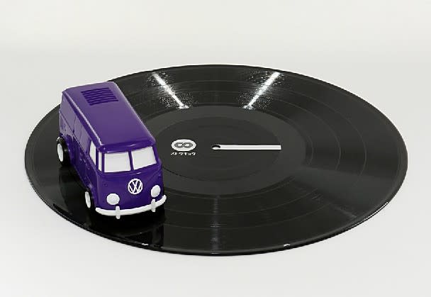▲這台可愛版的Volkswagen T1廂型車模型，其實是貨真價實的黑膠唱片機。