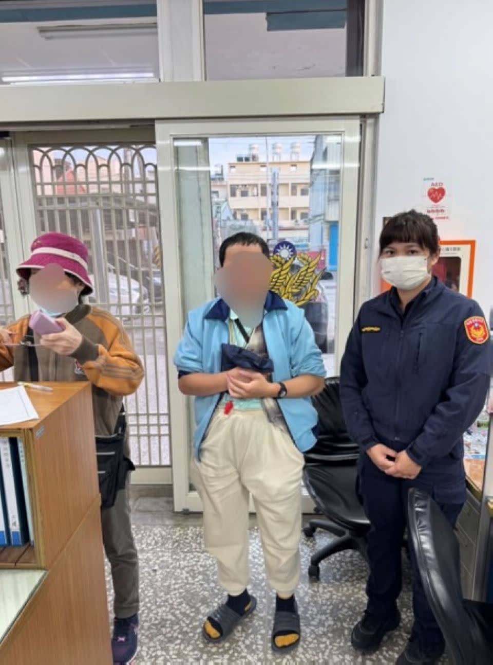 ▲廟中徘徊警員助失蹤男子返家（記者蔡鳳敏翻拍攝）