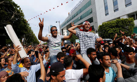 Tunisians demonstrate in support for the protesters of El Kamour oilfield, near the town of Tatouine, on Habib Bourguiba Avenue in Tunis, Tunisia May 22, 2017. REUTERS/Zoubeir Souissi