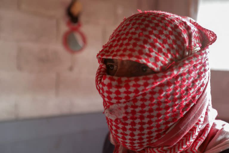 Un traficante de Captagon enmascarado se sienta para una entrevista en la ciudad septentrional siria de Alepo, el 26 de abril de 2022.