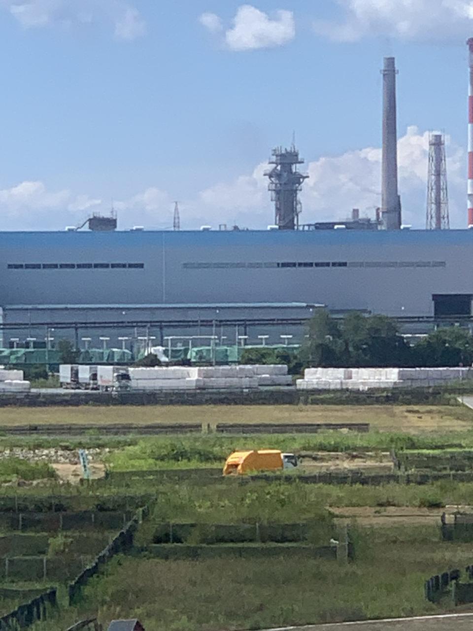 遠方煙囪冒煙為日本製紙工場生產中，左下角為海嘯前村民房屋地基
<br />