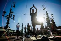 Menschen machen auf der Freiheitsbrücke in Budapest Yoga. Die Brücke ist wegen Bauarbeiten für den Verkehr gesperrt. (Bild: Zoltan Balogh/EPA)