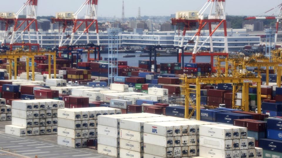 Container stapeln sich im Hafen von Yokohama, Japan.