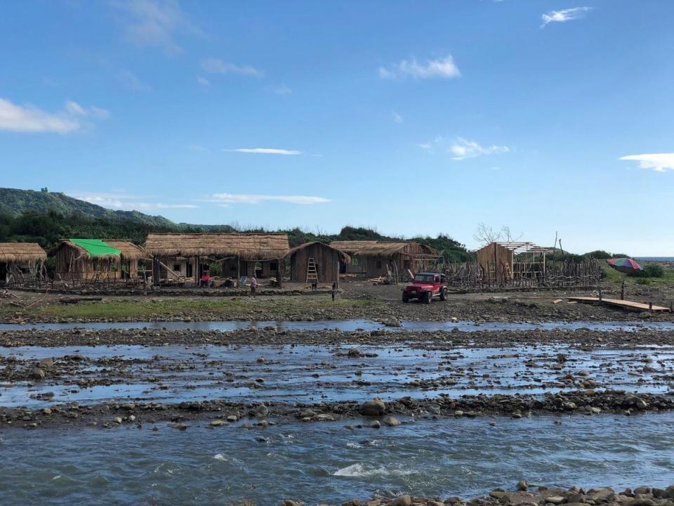 夏季因山上暴雨沖破防沙堤，九棚溪的溪水乾枯。（許英光提供）