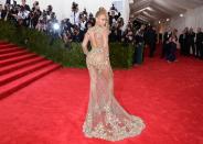 <p>Im bodenlagen Luxuskleid von Givenchy und trotzdem ziemlich nackig: Beyoncé ging mit diesem Auftritt 2015 in die Annalen der Met Gala ein. „Vogue“-Chefin Anna Wintour, die das Spektakel seit 1995 federführend organisiert, war begeistert. (Bild: AP Photo) </p>