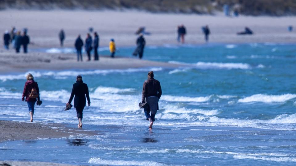 Spaziergänger am Strand von WArnemnünde.