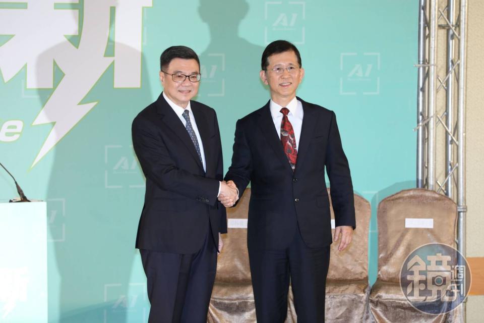 數位發展部長由中研院資安學者黃彥男（右）出任。