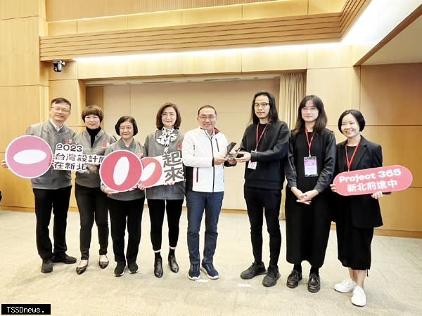 二○二三台灣設計展「Project 365新北前進中」獲「年度社會關懷友善環境」獎項，於市政會議獻獎，市長侯友宜（右四）與策展團隊創客吧（右三）、小島裡文化（右二）、台灣設計研究院艾淑婷副院長（右一）、教育局張明文局長（左一）、副秘書長龔雅雯（左二）、衛生局陳潤秋局長（左三）、文化局長張育（左四）合影。<br /><br />（圖：文化局提供）