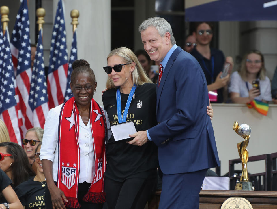 NEW YORK, NEW YORK - JULY 10: Allie Long of the United States Women's National Soccer Team receives the key to the city from Chirlane McCray (l) and Mayor Bill de Blasio during a ceremony at City Hall on July 10, 2019 in New York City. The honor followed a ticker tape parade up lower Manhattan's "Canyon of Heroes" to celebrate their gold medal victory in the 2019 Women's World Cup in France. (Photo by Bruce Bennett/Getty Images)