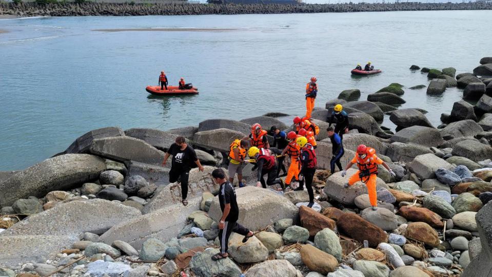 花蓮一名高中生17日和同學相約至北濱戲水，遭海浪捲走，救難人員搜尋2天，19日上午在消坡塊旁淤泥中找到遺體。（中央社）