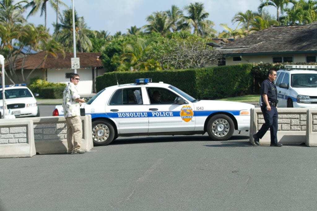 Secret Service agents and Honolulu Police Department officers block the entrance to Kailuana Place. (Photo by Kent Nishimura/Getty Images