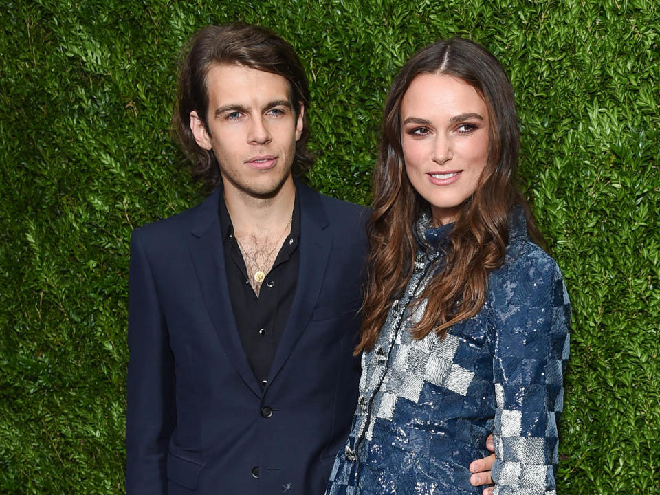 <p>Einen 100 Jahre alten Olivenbaum gab es für Schauspielerin Keira Knightley 2013 von ihrem Ehemann James Righton. Der Baum, in den ihre Initialen und das Hochzeitsdatum eingeritzt wurden, kostete 4.000 Dollar. (Bild-Copyright: Evan Agostini/AP Photo) </p>