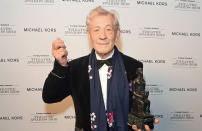 Sir Ian McKellen défend les droits des LGBTQ+ hors caméra, mais au cinéma, il a joué de nombreux rôles hétérosexuels, notamment Gandalf dans "Le Seigneur des Anneaux" et Magneto dans la franchise "X-Men". Il a fait son coming out en 1988 lors d'une émission sur BBC Radio One, alors que le Parlement britannique examinait la section 28. L'article 28 proposait d'interdire aux autorités locales de promouvoir l'homosexualité, ce qui aurait nui davantage au traitement des homosexuels au Royaume-Uni.