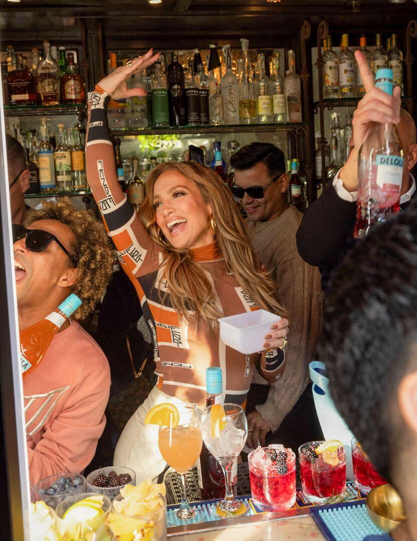 Para el evento, la artista eligió un vestido de Fendi estampado en marrón, naranja, beige y negro de estilo retro que combinó con unas botas blancas go-go y un sobre de cuero. Además, lució unos enormes aros dorados y el pelo suelto. JLO no paró de bailar al ritmo de sus temas en lo que se convirtió en una inolvidable velada