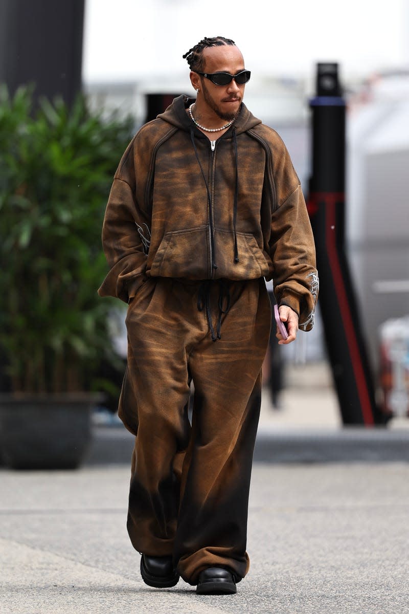 SHANGHAI, CHINA - APRIL 19: Lewis Hamilton of Great Britain and Mercedes-AMG PETRONAS F1 Team arrives at the track during practice ahead of the F1 Grand Prix of Bahrain at Bahrain International Circuit on April 19, 2024 in Shanghai, China. - Photo: Song Haiyuan (Getty Images)