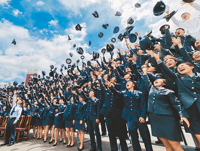 國軍長期選送優秀軍校生派赴國外著名軍校培訓的計畫，監察院調查發現，大多人歸國服役期滿後，即申請退伍，促請國防部檢討改善。圖為今年三軍六校聯合畢業典禮，畢業生在合影後拋帽慶祝。（本報資料照片）