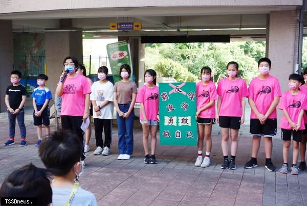 國際粉紅日，長樂國小向小朋友宣導反霸凌、反歧視的重要性。（記者李瓊慧攝）