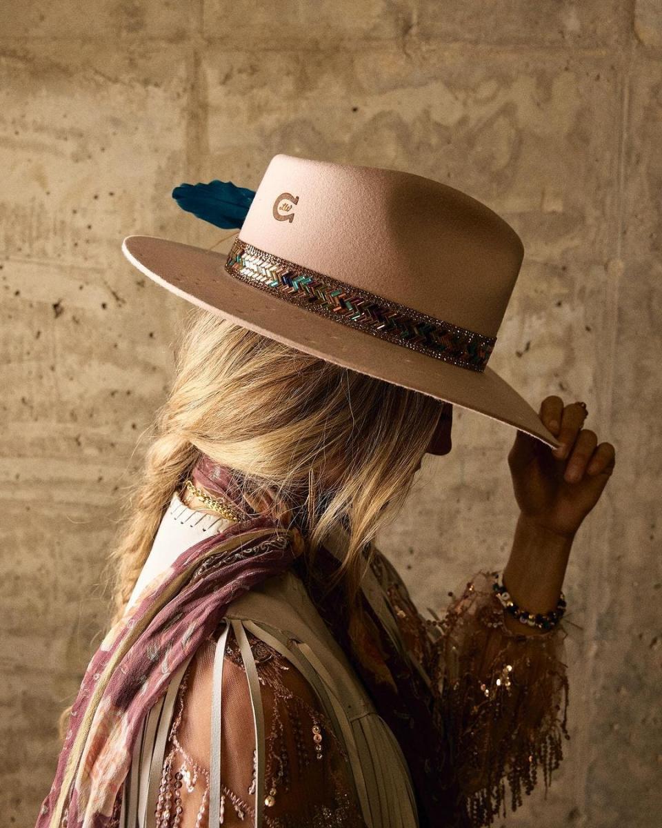 Lainey Wilson wears the "Hillbilly Hippie" hat from her just-released Charlie 1 Horse-brand cowboy hat line.