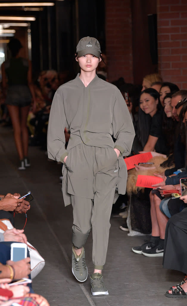 <p>Die New York Fashion Week verlieh dem Begriff „Fast Fashion“ eine ganz neue Bedeutung. Das Label Public School schickte seine Models mit Sportmützen und Kampfanzügen à la Lara Croft über den Laufsteg. <em>[Bild: Getty]</em> </p>