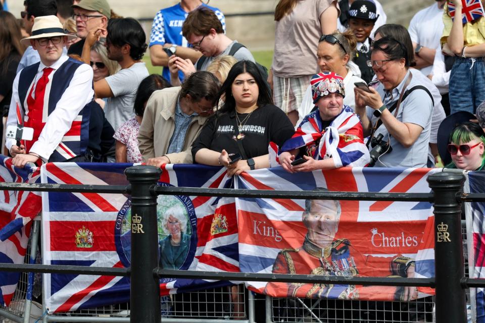 英國民眾在倫敦街頭搶占好位，觀賞英王壽辰遊行。路透社
