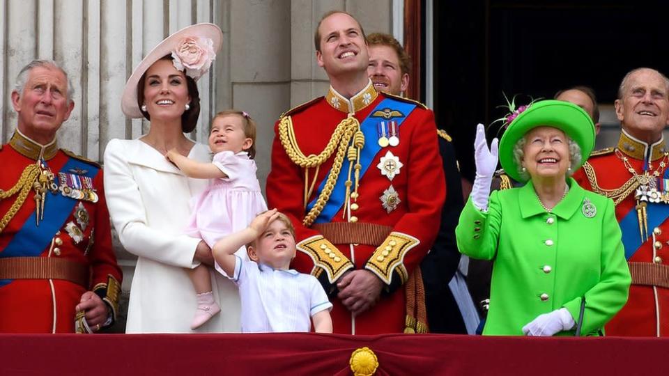 查爾斯三世國王、劍橋公爵夫人、夏洛特公主、喬治王子、劍橋公爵、哈里王子、伊麗莎白二世女王和菲利普親王在白金漢宮陽台上觀看飛行表演。