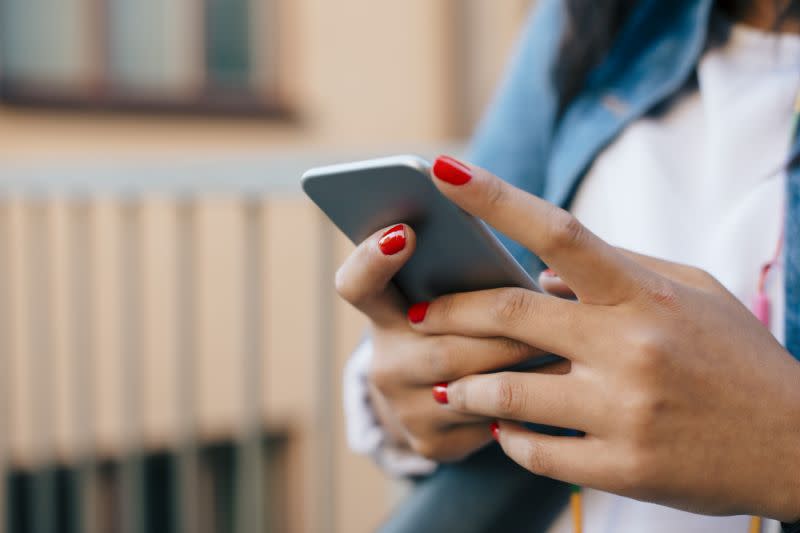 Der Blick aufs Handy zum Nachrichten checken kann in den Zeiten von Präsidentschaftswahlen und Coronavirus schnell starke Ängste auslösen. (Foto: Getty Images)