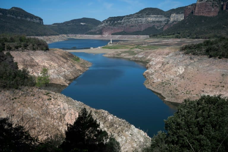 Una imagen del pantano de Sau tomada el 11 de abril de 2024 en la localidad catalana de Vilanova de Sau, en la provincia de Barcelona, al norese de España (Josep Lago)