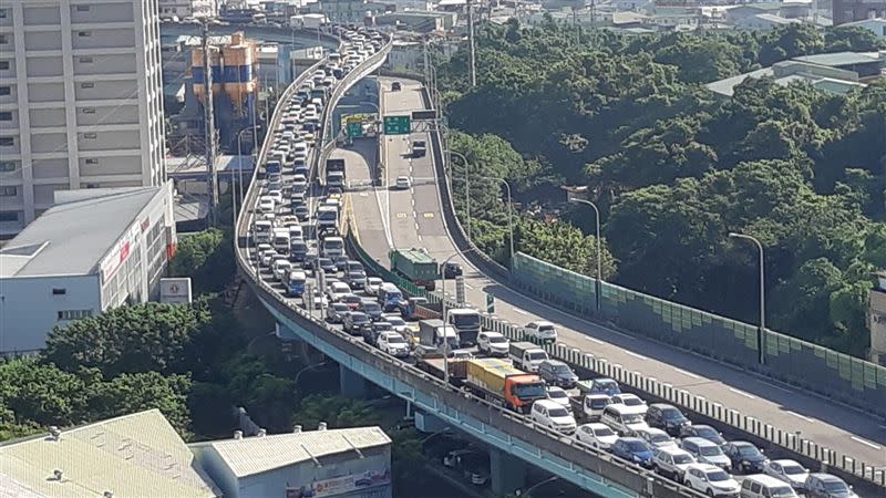 交流道塞爆，通勤族叫苦連天。（圖／翻攝我是土城人 我愛土城區）