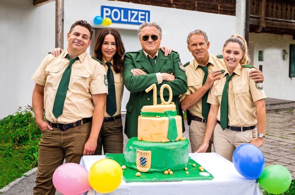 Zehn Staffeln auf Streife um Wolfratshausen: Mitsou Jung (rechts) bereicherte 2019 als Christina Beyer das Revier um Martin Riedl (Paul Sedlmeir, links), Sabine Kaiser (Katharina Müller-Elmau), Reimund Girwidz (Michael Brandner, Mitte) und Franz Hubert (Christian Tramitz). (Bild: ARD / TMG / Jenrick Mielke)