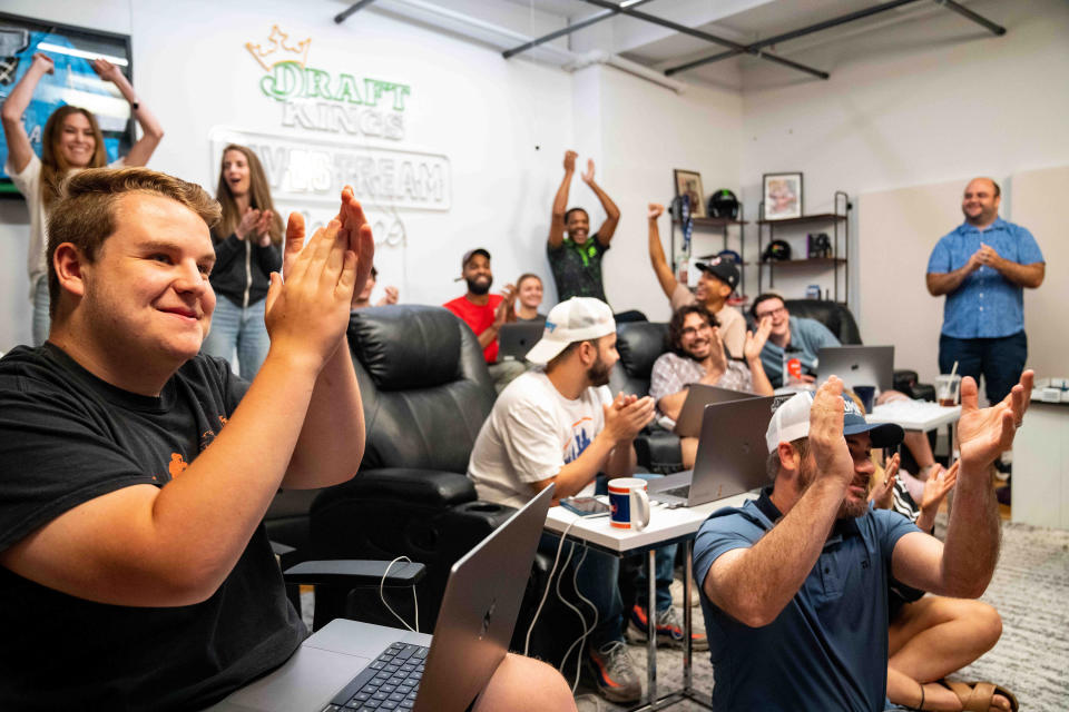 Los empleados celebran el &quot;miércoles de Wordle&quot; en las oficinas de Jomboy Media en Nueva York, el 10 de agosto de 2022. (Desiree Rios/The New York Times)

