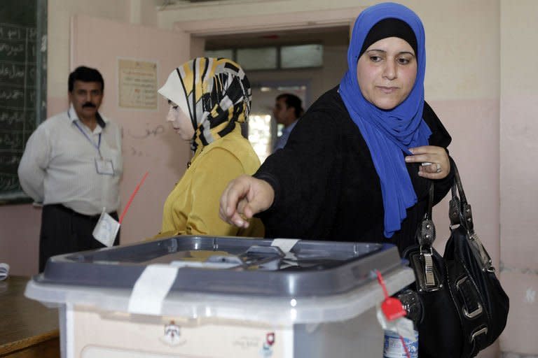 A Jordanian woman casts her ballot for municipal elections at a polling station in Amman on August 27, 2013.Jordan's municipal elections drew a poor turnout Tuesday with the impact of a huge refugee influx from neighbouring Syria on a struggling economy stoking voter resentment and apathy