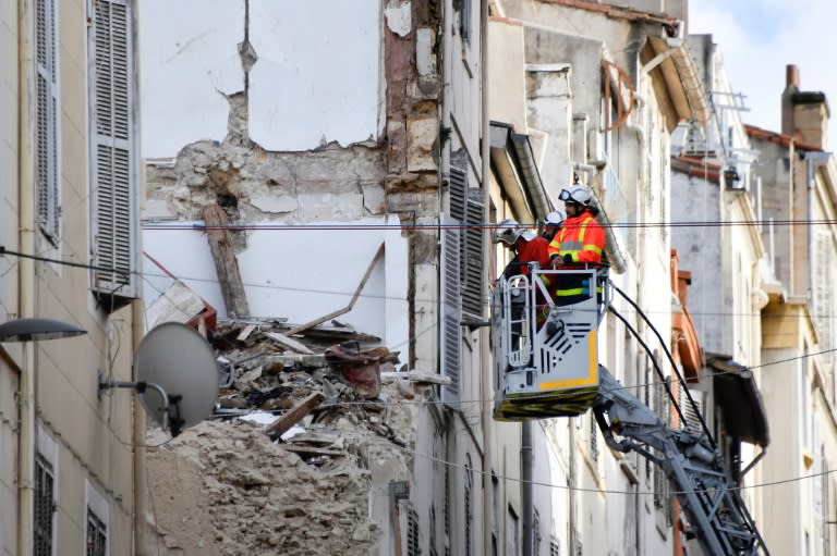 Des pompiers inspectent un immeuble de la rue d'Aubagne, après l'effondrement de deux immeubles plus tôt dans la semaine, le 8 novembre 2018 à Marseille (GERARD JULIEN)