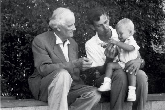 <p>Digne héritier : en 1959, Bertrand avec son père, Jacques, océanographe, et son grand-père Auguste, physicien.</p>