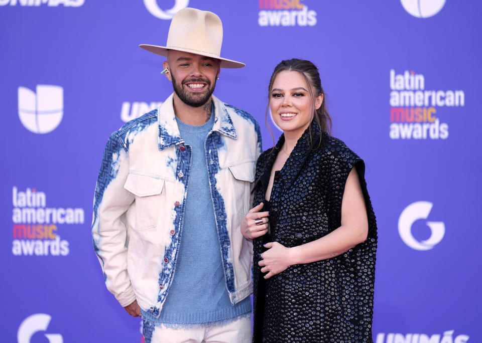 Jesse Huerta, izquierda, y Joy Huerta de Jesse & Joy llegan a los Latin American Music Awards el jueves 20 de abril de 2023 en la arena MGM Grand Garden en Las Vegas. (Foto AP/John Locher)