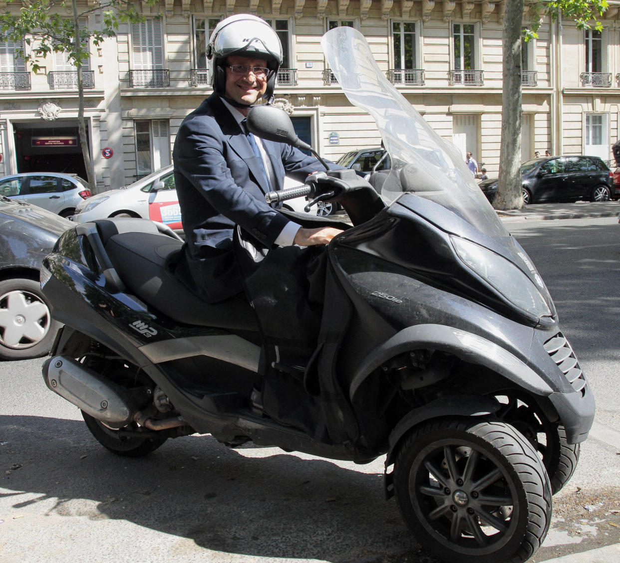 L’ancien scooter de François Hollande, ici en 2012, a été vendu ce dimanche 26 mai aux enchères.